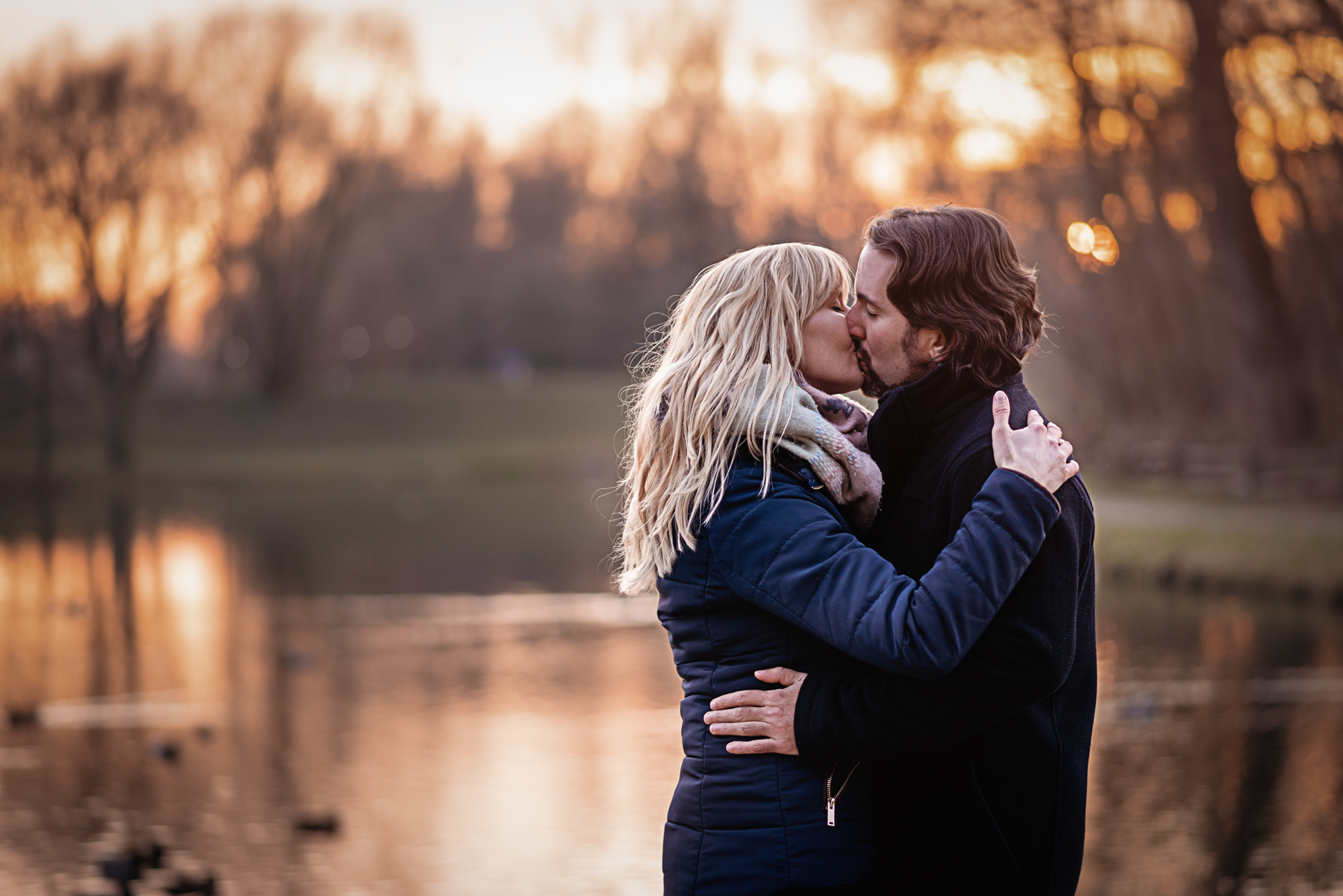 całująca się para o zachodzie słońca