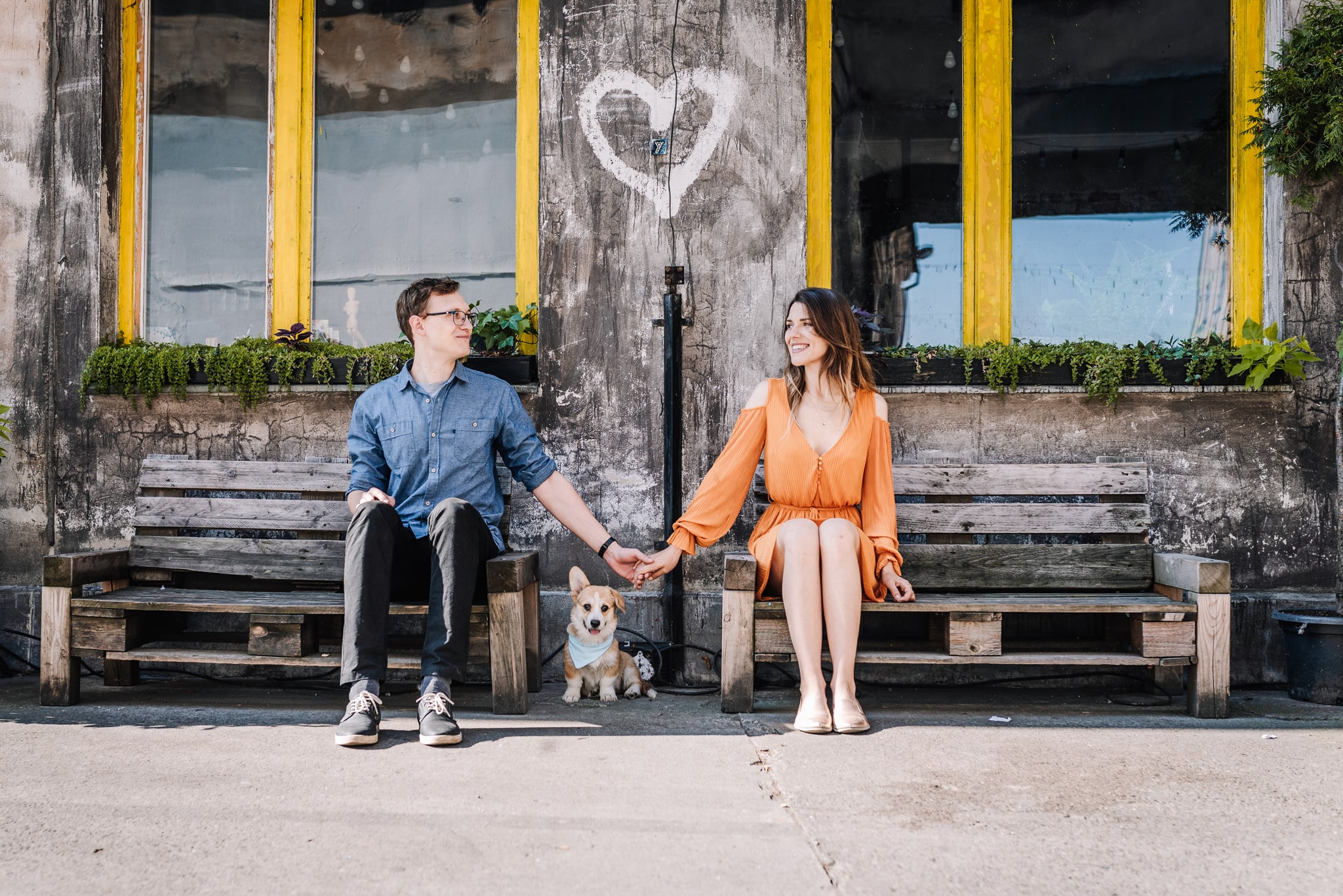 para siedząca na ławce