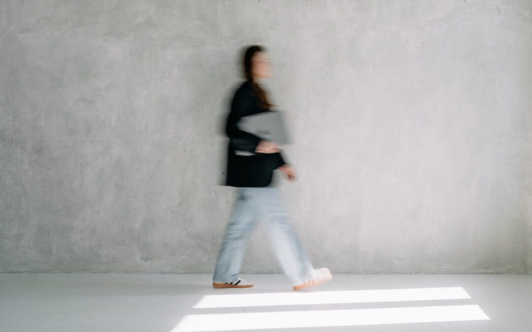 Profesjonalna sesja wizerunkowa dla architektki wnętrz: Jak zdjęcia biznesowe mogą wzmocnić Twoją markę osobistą