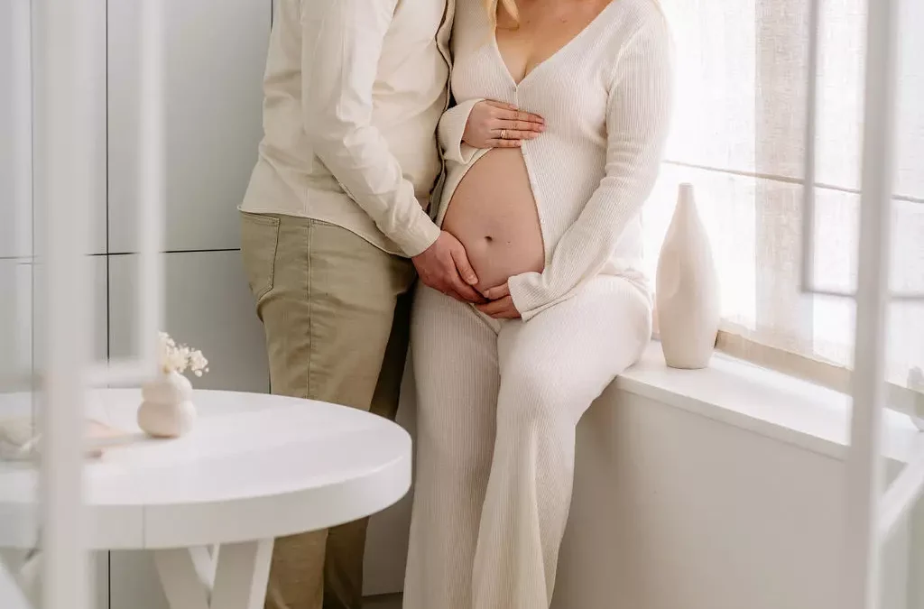 Naturalna sesja ciążowa w studio w Krakowie