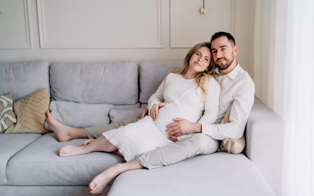 Naturalna sesja ciążowa w domu w Krakowie