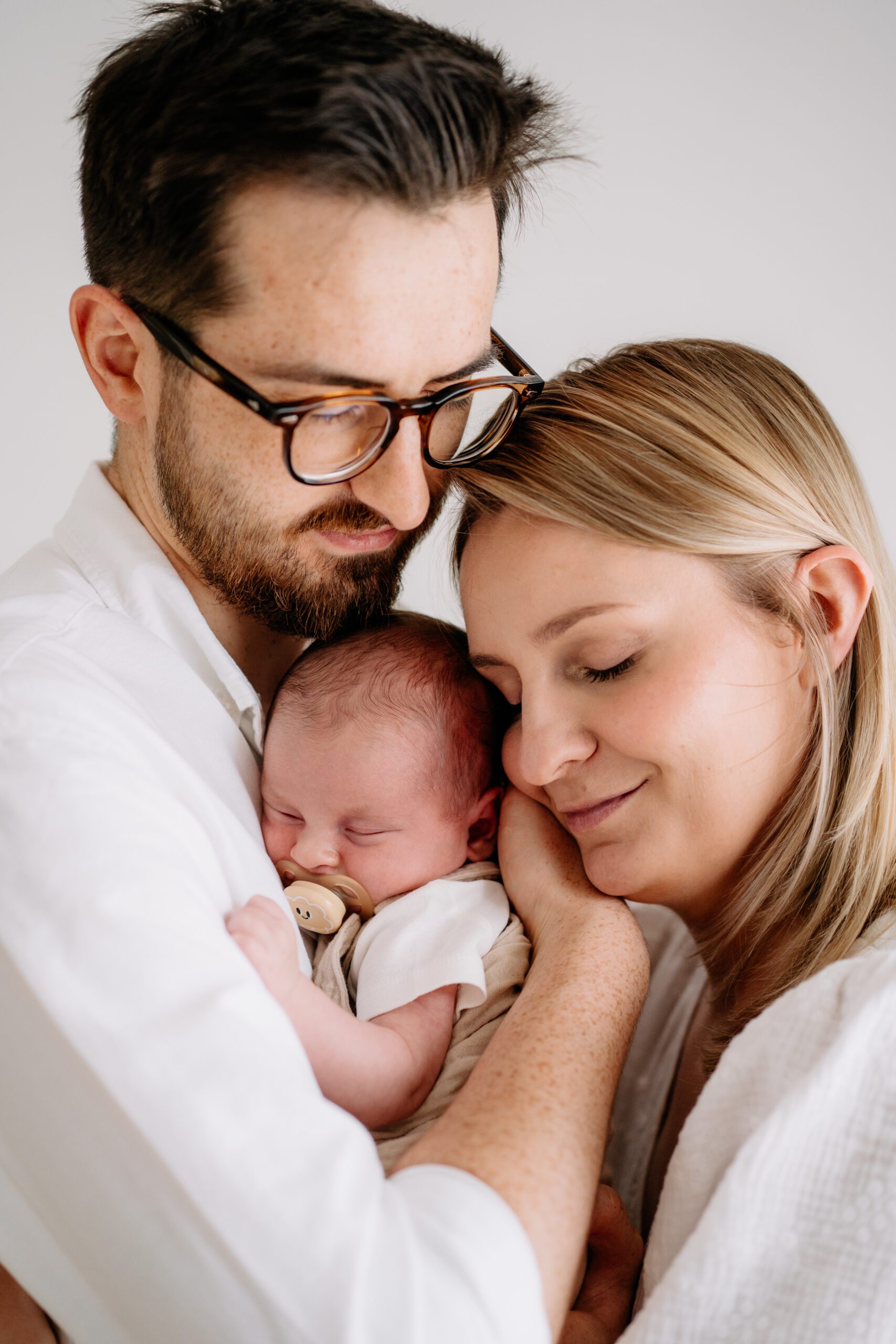 naturalna sesja noworodkowa w domu noworodek w objęciach rodziców